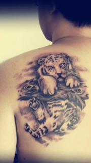 个性男人背部可爱的小老虎纹身