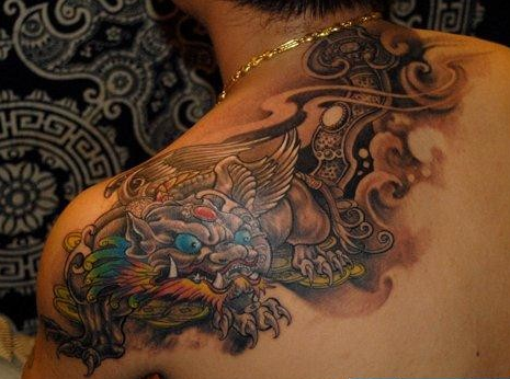 点击大图看下一张：男性肩背招财神兽貔貅纹身
