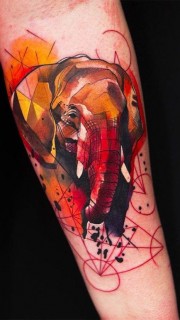手臂上一款抽象的大象纹身