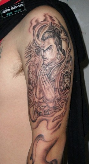 点击大图看下一张：男性个性手臂二郎神纹身