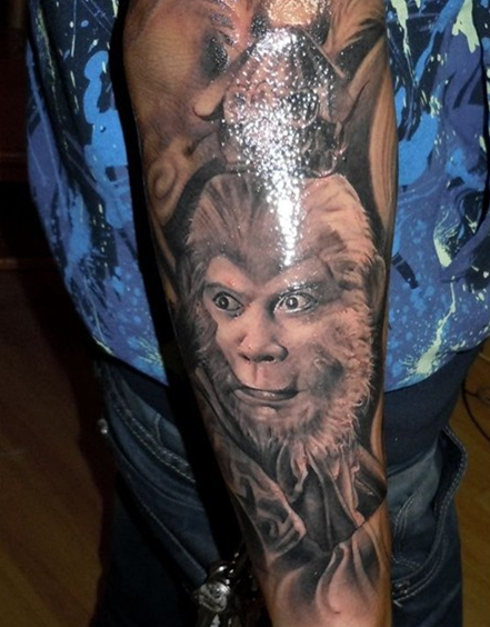 点击大图看下一张：男士个性黑白美猴王纹身