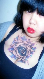 美女玫瑰花上的眼睛纹身图案