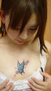 漂亮女生胸部的蝴蝶纹身图案