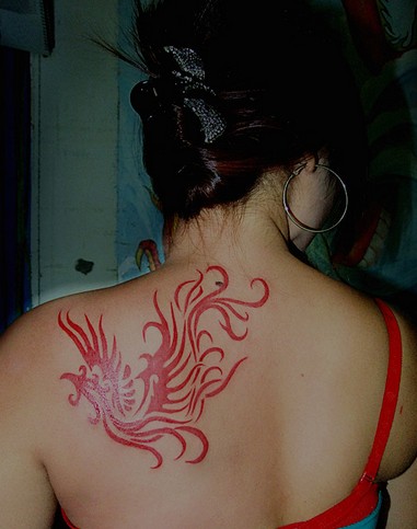 点击大图看下一张：美女背部个性的凤凰纹身图案