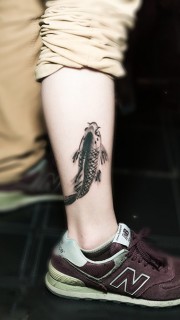 腿部漂亮的水墨鲤鱼纹身图案