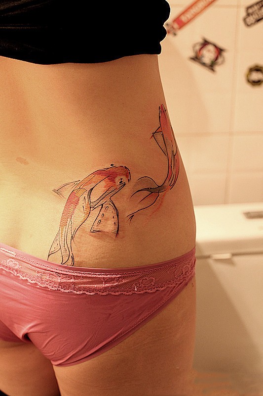点击大图看下一张：美女腰部的水墨鲤鱼纹身图案