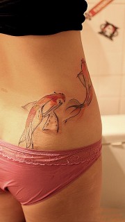 美女腰部的水墨鲤鱼纹身图案