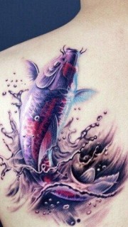 背部生动漂亮的鲤鱼纹身图案