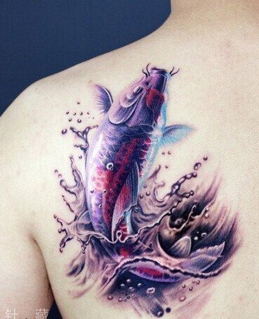 点击大图看下一张：背部生动漂亮的鲤鱼纹身图案