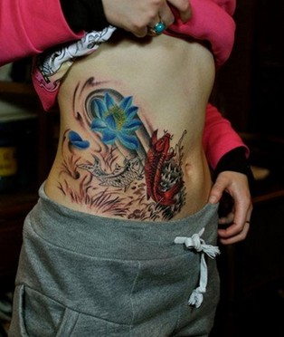 点击大图看下一张：美女腹部性感的鲤鱼纹身图案
