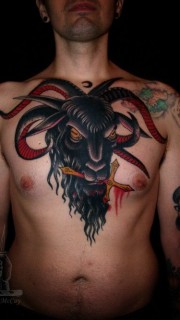 男人胸膛血色十字架羊头纹身图案