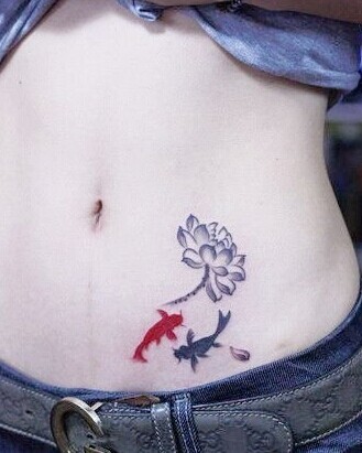 点击大图看下一张：美女腹部性感的鲤鱼莲花刺青