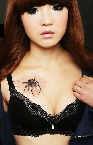 点击大图看下一张：美女胸部逼真的3d蜘蛛纹身
