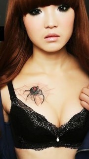 美女胸部逼真的3d蜘蛛纹身