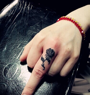 点击大图看下一张：手指上唯美的玫瑰花纹身图案