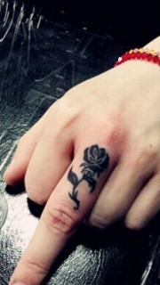 手指上唯美的玫瑰花纹身图案