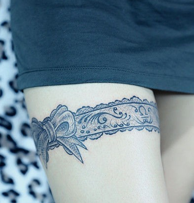 点击大图看下一张：美女腿部性感蝴蝶结纹身图案