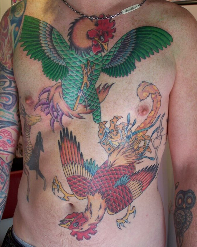 点击大图看下一张：男性胸前斗鸡纹身图案