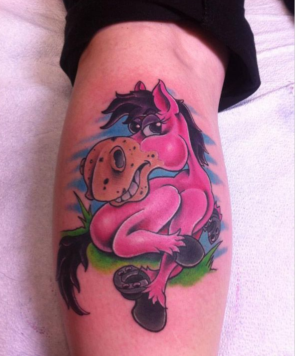 点击大图看下一张：小腿上粉红色的驴子纹身