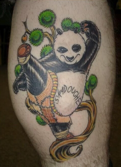 点击大图看下一张：小腿上的功夫熊猫纹身图案
