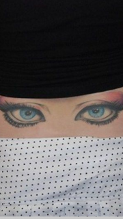 女性后腰妩媚的眼睛纹身