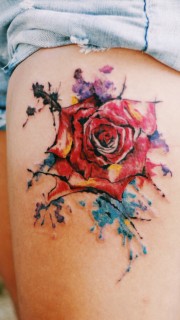 美女大腿泼墨玫瑰纹身