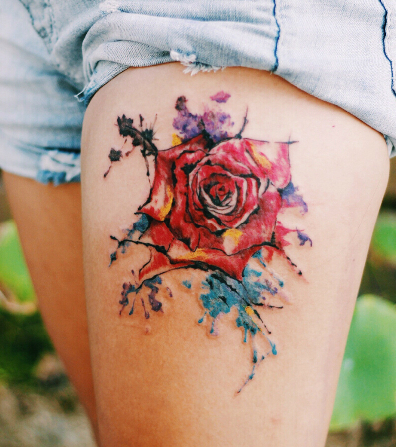点击大图看下一张：美女大腿泼墨玫瑰纹身