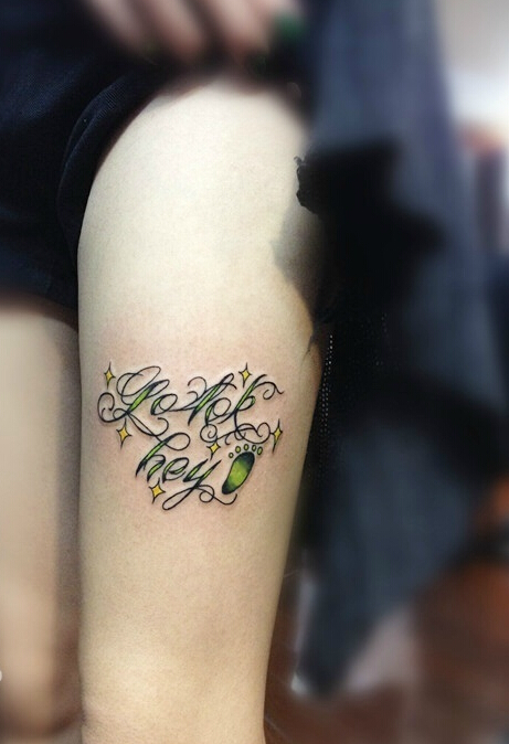 点击大图看下一张：性感长腿上的荧光绿花体英文纹身