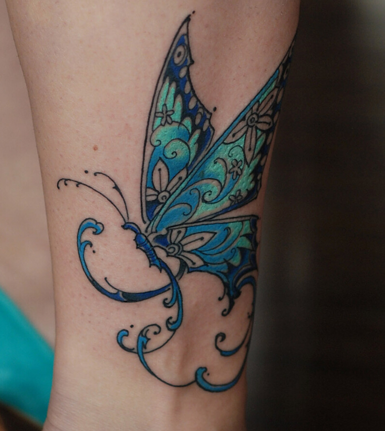 点击大图看下一张：脚踝上漂亮的蓝色蝴蝶纹身
