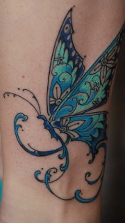 脚踝上漂亮的蓝色蝴蝶纹身