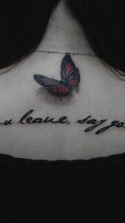 女生后背蝴蝶和英文字纹身