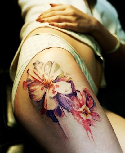 点击大图看下一张：美女大腿泼墨花朵纹身图案