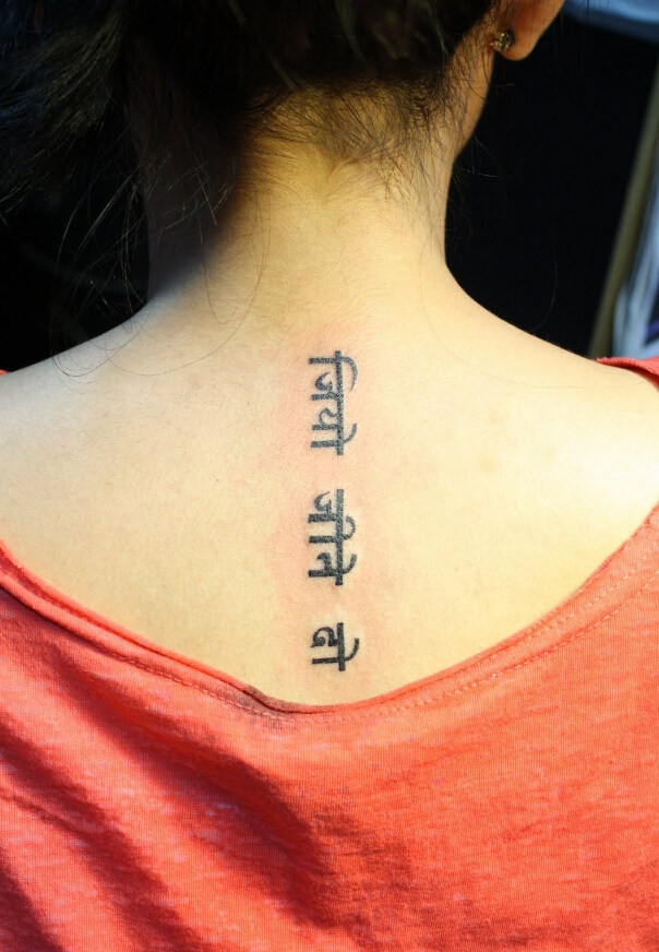 点击大图看下一张：美女背部梵文纹身图案