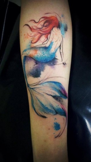 手臂上漂亮的美人鱼纹身