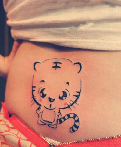 点击大图看下一张：美女性感可爱的小老虎纹身图案