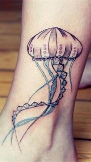 脚踝上个性的水母纹身