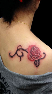 美女肩部玫瑰花纹身图案