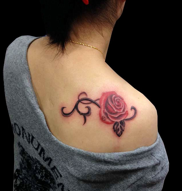 美女肩部玫瑰花纹身图案