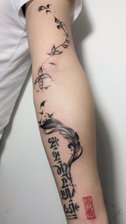 男生手臂上的梵文藤蔓纹身