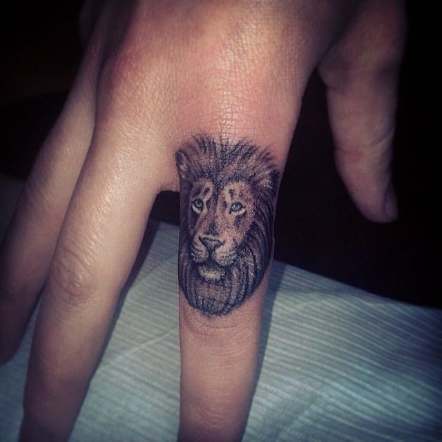 点击大图看下一张：手指上小小的狮子头像纹身