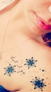 时尚美女胸前的雪花纹身