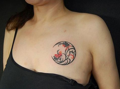 点击大图看下一张：女性胸前月亮线条花图腾纹身