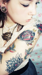 时尚美女手臂上花和小鸟纹身