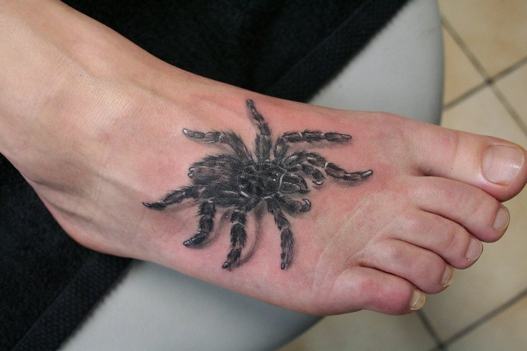 点击大图看下一张：男性脚背个性3D蜘蛛纹身
