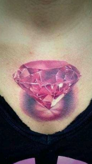 胸口粉红色的大钻石