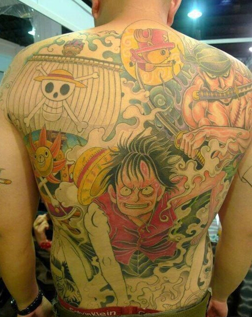 点击大图看下一张：男性满背海贼王纹身图案