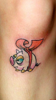膝盖下可爱的萌猪纹身图案