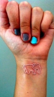 手腕小巧漂亮的小象隐形纹身