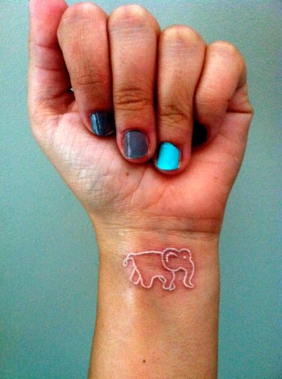 点击大图看下一张：手腕小巧漂亮的小象隐形纹身