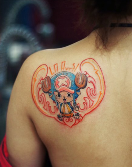 点击大图看下一张：女生背部海贼王乔巴纹身图案